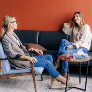 Human Design coach in verdiepend gesprek tijdens een persoonlijke sessie over zelfinzicht en groei.